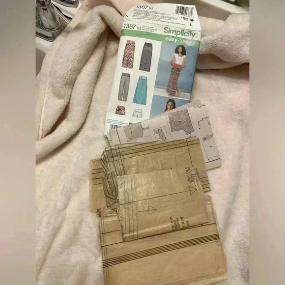 Simplicity Pattern 1367 K5 Size 8-16 only two pieces have been cut out - Picture 3 of 3